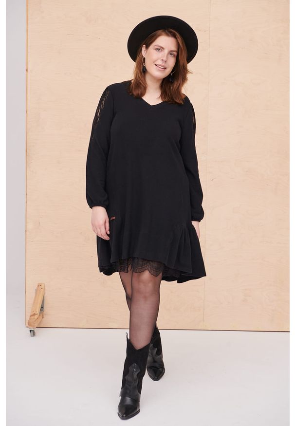 blue shadow - Sukienka Tucana Plus Size Czarny. Typ kołnierza: dekolt w serek. Kolekcja: plus size. Kolor: czarny. Materiał: bawełna, akryl, elastan, koronka, dzianina, tkanina. Wzór: koronka. Typ sukienki: dla puszystych. Styl: wizytowy, elegancki