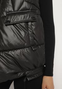 Born2be - Czarna Kamizelka z Odpinanym Kapturem i Ozdobnym Pikowaniem Arreanne. Okazja: na co dzień. Kolor: czarny. Materiał: jeans. Sezon: wiosna, jesień. Styl: casual, elegancki, sportowy #6