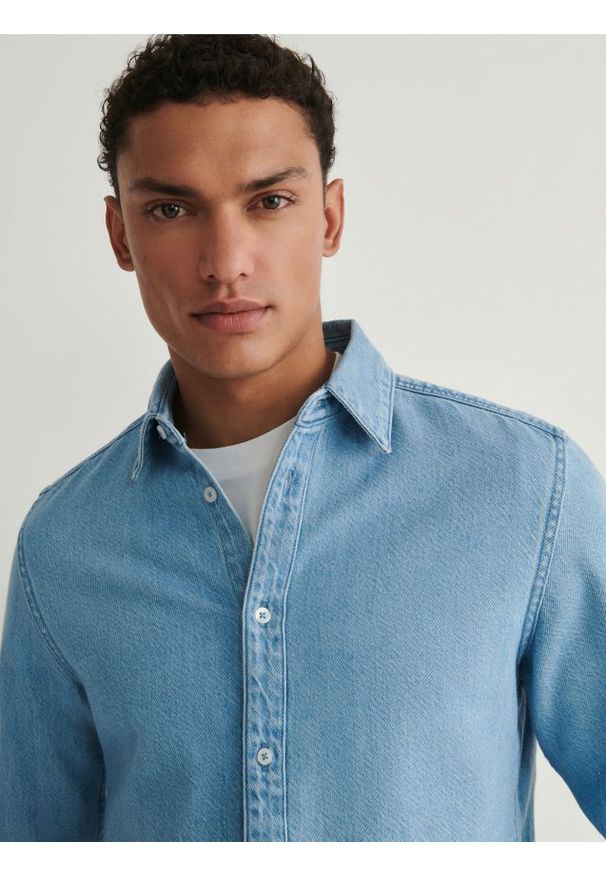 Reserved - Denimowa koszula regular fit - niebieski. Kolor: niebieski. Materiał: denim