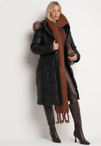 Born2be - Czarno-Brązowa Pikowana Kurtka z Odpinanym Kapturem z Futerkiem Innalisse. Okazja: na co dzień, do pracy, na spotkanie biznesowe. Kolor: czarny. Materiał: futro. Długość rękawa: długi rękaw. Długość: długie. Styl: biznesowy, casual, elegancki #3