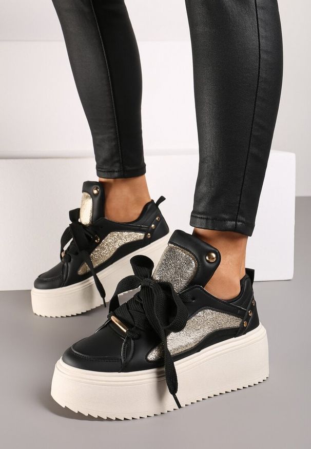 Renee - Czarne Sneakersy na Platformie Ozdobione Nitami i Metalicznymi Elementami Azista. Kolor: czarny. Materiał: jeans. Szerokość cholewki: normalna. Wzór: aplikacja. Obcas: na platformie