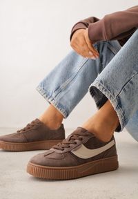 Renee - Ciemnobrązowe Sneakersy Kultowe Tenisówki z Zamszu Naturalnego ze Skórzaną Wkładką Rionae. Okazja: na co dzień, na randkę. Kolor: brązowy. Materiał: zamsz, skóra #1