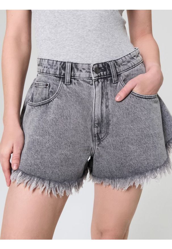 Sinsay - Szorty jeansowe high waist postrzępioną nogawką - szary. Stan: podwyższony. Kolor: szary. Materiał: jeans