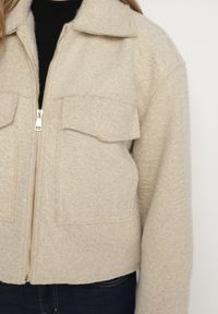 Born2be - Beżowa Pudełkowa Kurtka z Kołnierzykiem i Kieszeniami o Krótkim Fasonie Neliella. Okazja: na co dzień. Kolor: beżowy. Materiał: jeans. Długość: krótkie. Styl: casual, elegancki #3