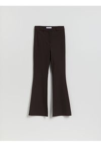 Reserved - Spodnie flare z wiskozą - ciemnobrązowy. Kolor: brązowy. Materiał: wiskoza #1