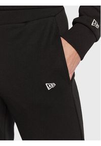 New Era Spodnie dresowe Essential 11860049 Czarny Relaxed Fit. Kolor: czarny. Materiał: bawełna, dresówka