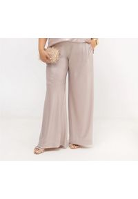 Moda Size Plus Iwanek - Eleganckie połyskujące spodnie damskie Asteria szerokie nogawki | PLUS SIZE OVERSIZE LATO. Okazja: na wesele, na imprezę, na sylwestra, na ślub cywilny. Kolekcja: plus size. Materiał: poliester, tkanina, elastan, materiał. Długość: krótkie. Sezon: lato. Styl: elegancki #1