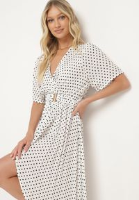 Born2be - Biała Sukienka z Kopertowym Dekoltem o Asymetrycznym Kroju z Paskiem i Gumką w Talii Drelefia. Kolor: biały. Materiał: tkanina. Długość rękawa: krótki rękaw. Typ sukienki: kopertowe, asymetryczne #7
