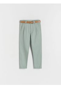 Reserved - Strukturalne spodnie chino z paskiem - jasnozielony. Kolor: zielony. Materiał: bawełna, tkanina #1
