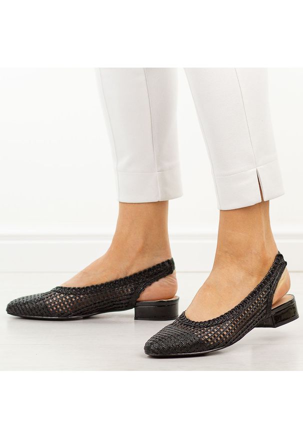 Czarne przewiewne baleriny damskie T.Sokolski 147. Okazja: na co dzień, do pracy. Zapięcie: pasek. Kolor: czarny. Materiał: tkanina. Sezon: wiosna, lato. Obcas: na obcasie. Styl: casual, elegancki. Wysokość obcasa: niski