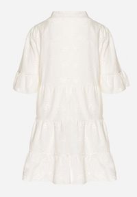 Born2be - Jasnobeżowa Bawełniana Sukienka z Haftowanej Tkaniny o Koszulowym Kroju z Falbanami Filidwena. Okazja: na co dzień. Typ kołnierza: kołnierzyk klasyczny. Kolor: beżowy. Materiał: tkanina, bawełna. Wzór: haft. Typ sukienki: koszulowe. Styl: klasyczny, casual, elegancki, boho #4