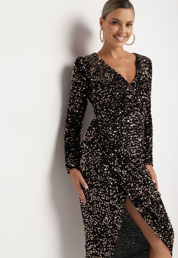 Born2be - Złoto-Czarna Dopasowana Cekinowa Sukienka z Kopertowym Dekoltem i Asymetrycznym Wycięciem Rinnalith. Okazja: na imprezę. Kolor: złoty. Typ sukienki: asymetryczne, kopertowe. Styl: elegancki, klasyczny