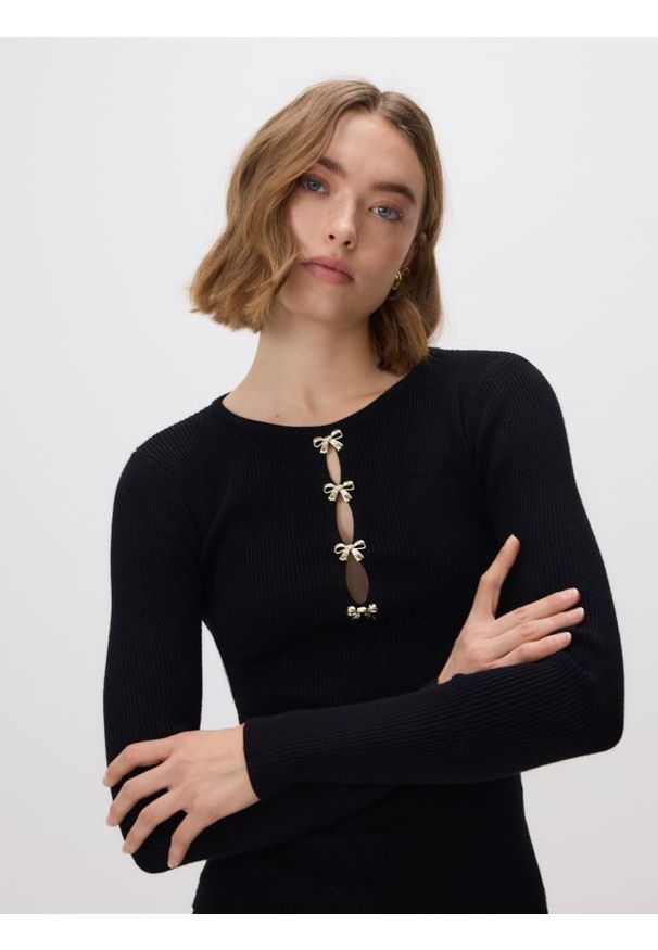 Reserved - Bluzka z ozdobną aplikacją - czarny. Kolor: czarny. Materiał: dzianina, prążkowany, wiskoza. Wzór: aplikacja