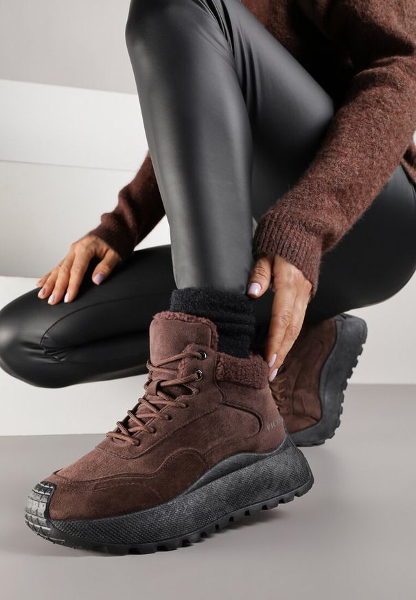 Born2be - Brązowe Sneakersy Śniegowce Vices na Grubej Podeszwie Ozdobione Futerkiem i Napisem Nelinena. Okazja: na co dzień. Kolor: brązowy. Materiał: futro. Wzór: aplikacja, napisy. Sport: golf