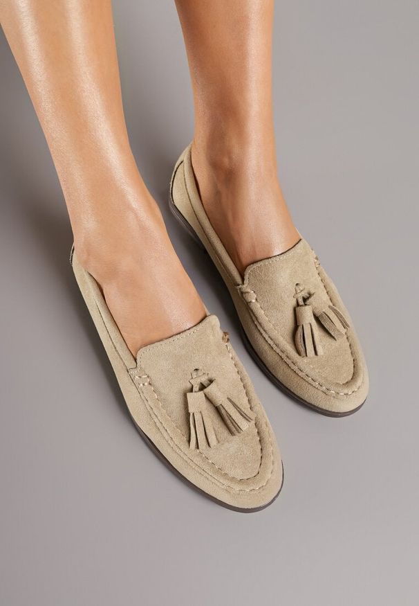 Born2be - Ciemnobeżowe Mokasyny z Imitacji Zamszu Zdobione Frędzlami Naloretia. Okazja: na co dzień. Kolor: beżowy. Materiał: zamsz. Wzór: aplikacja. Obcas: na płaskiej podeszwie. Styl: casual, elegancki