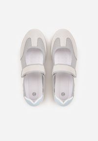 Renee - Szare Tenisówki Typu Sneakeriny Ozdobione Napisem Emirinne. Okazja: na co dzień. Zapięcie: rzepy. Kolor: szary. Wzór: aplikacja, napisy. Styl: casual, sportowy #4