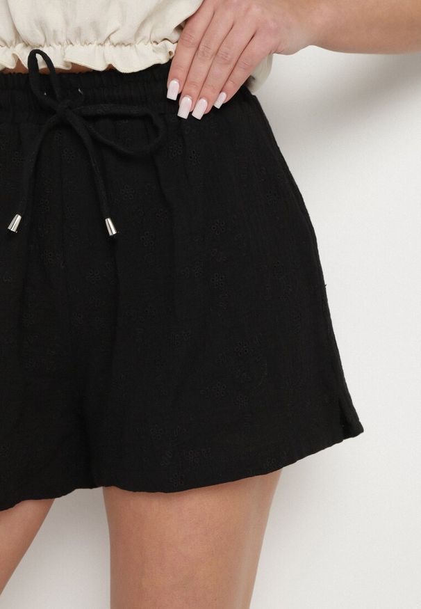 Born2be - Czarne Bawełniane Szorty z Ażurowym Wzorem Sefilla. Okazja: na co dzień. Kolor: czarny. Materiał: bawełna. Wzór: ażurowy. Sezon: lato. Styl: casual, klasyczny