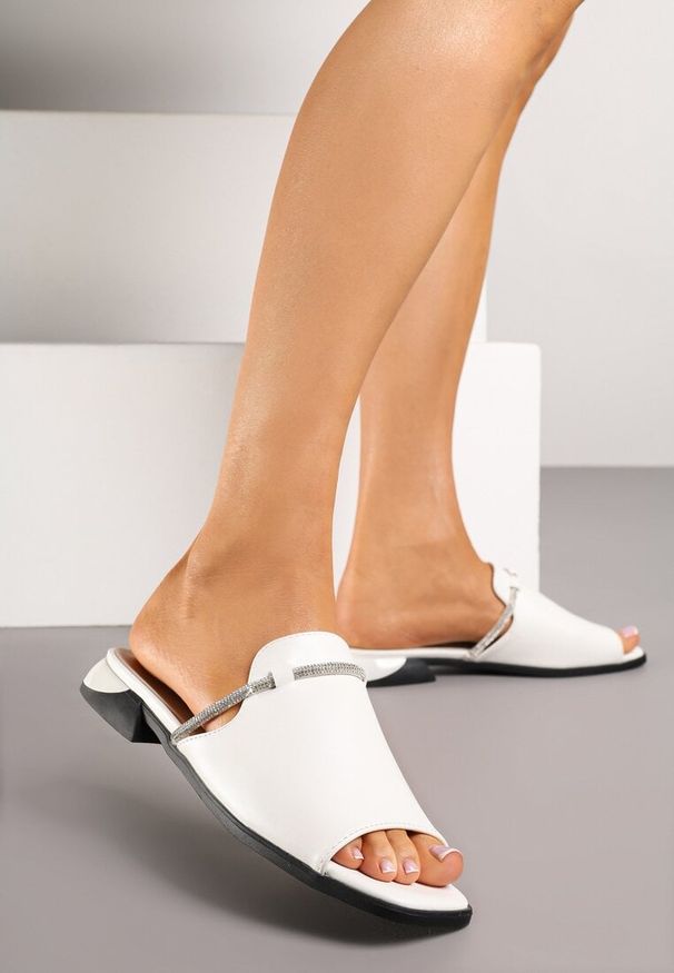 Renee - Białe Klapki Vices z Cyrkoniami Tilindrea. Kolor: biały. Wzór: aplikacja. Styl: elegancki