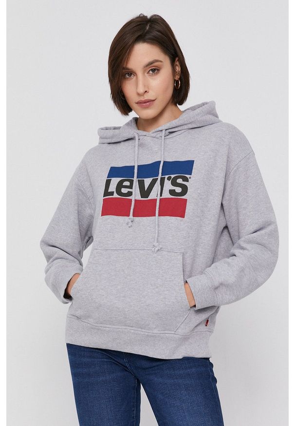 Levi's® - Levi's Bluza bawełniana damska kolor szary z kapturem z nadrukiem. Okazja: na spotkanie biznesowe, na co dzień. Typ kołnierza: kaptur. Kolor: szary. Materiał: bawełna. Długość rękawa: długi rękaw. Długość: długie. Wzór: nadruk. Styl: casual, biznesowy