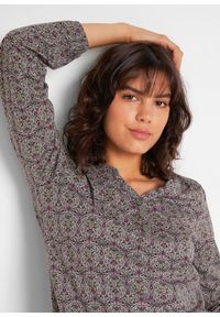 bonprix - Shirt z długim rękawem, dekoltem henley i nadrukiem. Typ kołnierza: typu henley. Kolor: zielony. Materiał: jersey. Długość rękawa: długi rękaw. Długość: długie. Wzór: nadruk #2