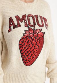 Born2be - Jasnobeżowy Sweter z Napisem i Truskawką w Cekiny z Domieszką Wełny Zozirya. Kolor: beżowy. Materiał: wełna. Długość rękawa: długi rękaw. Długość: długie. Wzór: napisy. Sezon: jesień, wiosna. Styl: klasyczny, elegancki #5