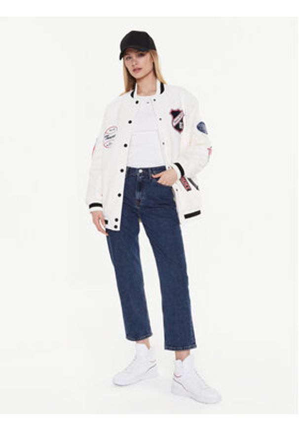 Tommy Jeans Kurtka bomber Letterman DW0DW14940 Biały Oversize. Kolor: biały. Materiał: syntetyk