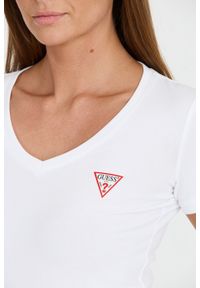 Guess - GUESS Biały t-shirt Mini Triangle Tee. Kolor: biały #5