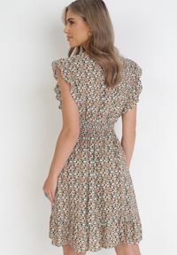 Born2be - Beżowo-Zielona Sukienka Mini z Wiskozy z Gumką w Talii i Falbankami Matthes. Typ kołnierza: kołnierz z falbankami. Kolor: beżowy. Materiał: wiskoza. Długość rękawa: bez rękawów. Typ sukienki: kopertowe. Długość: mini #4