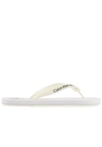 Japonki Calvin Klein Slippers YM0YM00656-YBR - białe. Okazja: na plażę, na co dzień. Kolor: biały. Wzór: paski, aplikacja. Sezon: lato. Styl: casual #1
