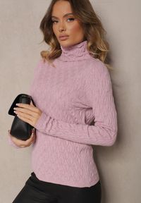 Renee - Jasnofioletowy Golf z Wiskozą w Tłoczony Wzór Przeszyty Metaliczną Nitką Neldora. Okazja: na co dzień. Typ kołnierza: golf. Kolor: fioletowy. Materiał: wiskoza. Sezon: jesień, zima. Styl: casual, elegancki, wizytowy