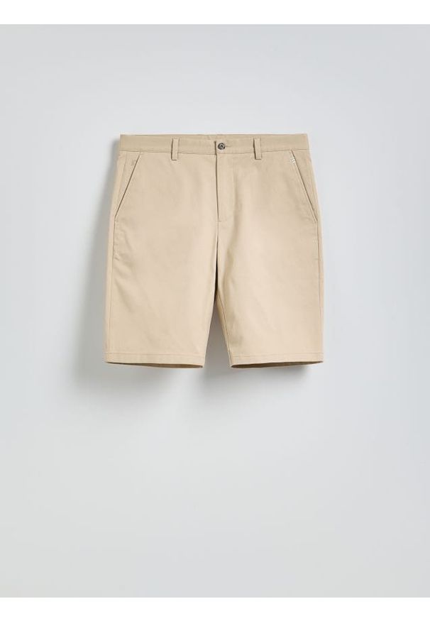 Reserved - Szorty chino regular fit - beżowy. Kolor: beżowy. Materiał: tkanina, bawełna
