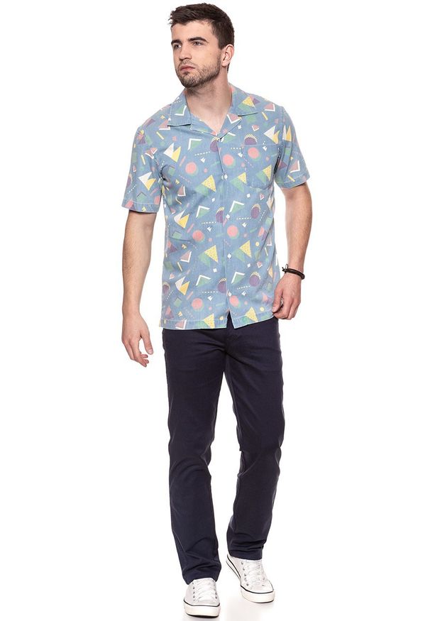 Wrangler - KOSZULA MĘSKA KRÓTKI RĘKAW WRANGLER SS RESORT SHIRT LIGHT INDIGO W59078S4E 112129664. Materiał: materiał. Długość rękawa: krótki rękaw. Długość: krótkie. Wzór: kolorowy