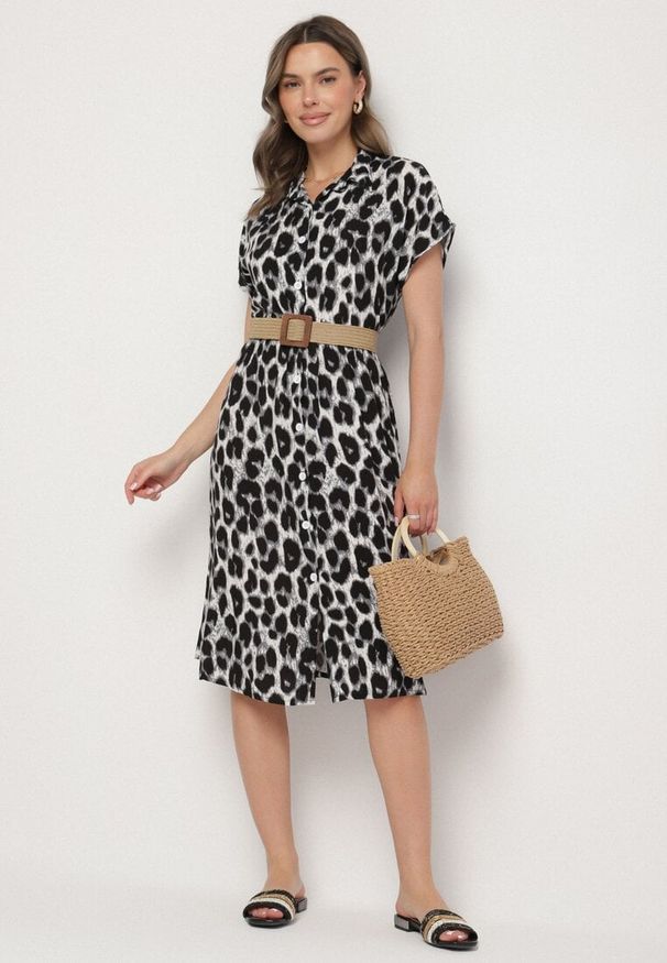 Born2be - Szaro-Czarna Bawełniana Sukienka o Koszulowym Kroju z Kieszeniami w Panterkę Iffanea. Okazja: na co dzień, na randkę, na spacer. Kolor: szary. Materiał: bawełna. Długość rękawa: krótki rękaw. Wzór: motyw zwierzęcy. Typ sukienki: koszulowe. Styl: casual, elegancki