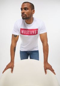 Mustang - MUSTANG STYLE ALEX C LOGO TEE MĘSKI T-SHIRT KOSZULKA LOGO NADRUK GENERAL WHITE 1013223 2045. Okazja: na co dzień. Materiał: bawełna. Wzór: nadruk. Sezon: lato. Styl: klasyczny, casual, elegancki