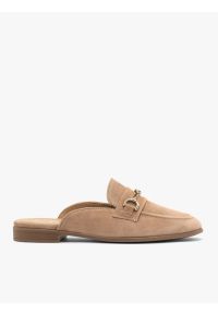 Ryłko - Welurowe klapki typu mule z ozdobą. Nosek buta: okrągły. Kolor: beżowy. Materiał: skóra, welur. Wzór: aplikacja. Obcas: na obcasie. Styl: street. Wysokość obcasa: średni #1
