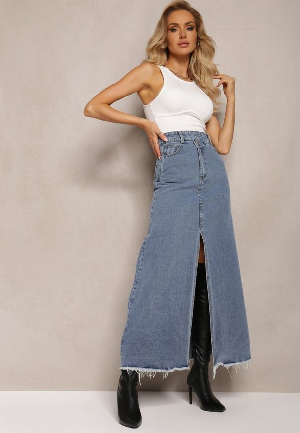 Renee - Niebieska Postrzępiona Spódnica Maxi z Jeansu z Rozcięciem Feedi. Stan: podwyższony. Kolor: niebieski. Materiał: jeans