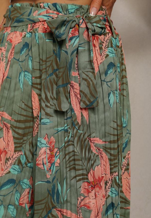 Renee - Ciemnozielone Spodnie High Waist z Szerokimi Nogawkami z Gumką w Talii i Materiałowym Paskiem Berlefia. Okazja: na co dzień. Stan: podwyższony. Kolor: zielony. Materiał: materiał. Sezon: lato. Styl: casual