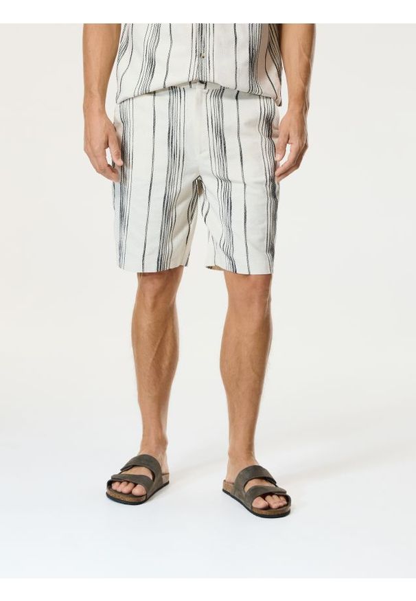 Reserved - Szorty z haftowanym wzorem - złamana biel. Materiał: bawełna, len. Wzór: haft