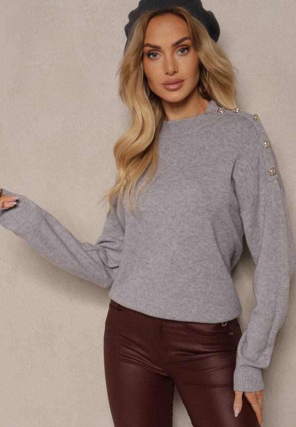 Renee - Szary Sweter z Półgolfem Wiskozą i Modalem Ozdobiona Guzikami Emmitana. Okazja: na co dzień. Kolor: szary. Materiał: wiskoza. Wzór: aplikacja. Styl: klasyczny, elegancki, casual