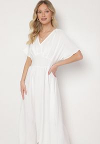 Born2be - Biała Rozkloszowana Sukienka z Gumką w Talii i Dekoltem w Serek Iffara. Okazja: do pracy, na co dzień, na spotkanie biznesowe. Typ kołnierza: dekolt w serek. Kolor: biały. Styl: casual, biznesowy #7