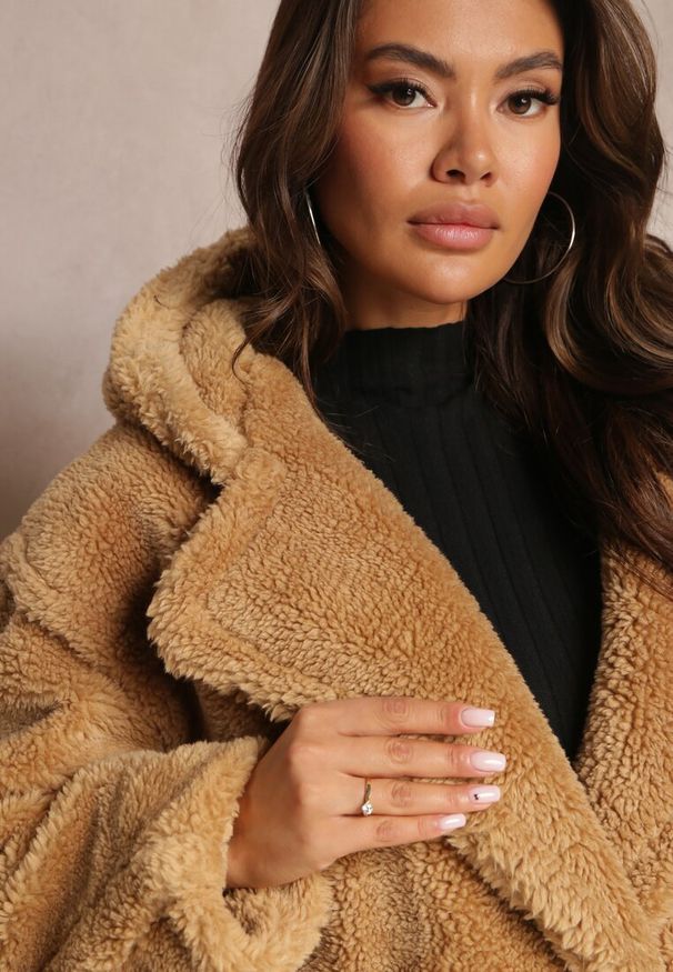 Renee - Beżowa Futerkowa Kurtka Teddy z Kapturem z Wsuwanymi Kieszeniami Gerovia. Okazja: na co dzień. Typ kołnierza: kaptur. Kolor: beżowy. Materiał: jeans. Styl: casual, elegancki