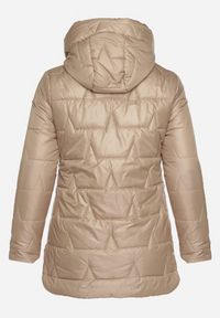 Born2be - Brązowa Pikowana Kurtka o Prostym Kroju z Kapturem Nalarea. Okazja: na co dzień. Typ kołnierza: kaptur. Kolekcja: plus size. Kolor: brązowy. Materiał: dzianina, jeans, poliester. Styl: klasyczny, casual, elegancki #4