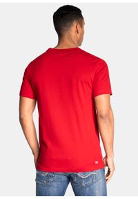 Koszulka męska czerwona Lacoste TH6909.5SX. Typ kołnierza: polo. Kolor: czerwony. Materiał: dzianina. Długość: krótkie. Sezon: lato. Sport: bieganie