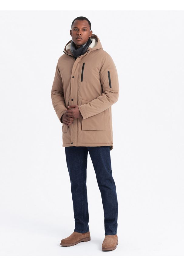Ombre Clothing - Męska długa kurtka parka z kożuszkiem – beżowa V1 OM-JALJ-0181 - XXL. Typ kołnierza: kaptur. Kolor: beżowy. Materiał: wełna, guma, poliester, syntetyk, materiał. Długość: długie. Wzór: aplikacja. Styl: klasyczny