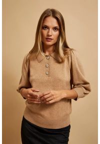 MOODO - Sweter z ozdobnymi guzikami beżowy. Kolor: beżowy. Materiał: poliester, wiskoza, poliamid