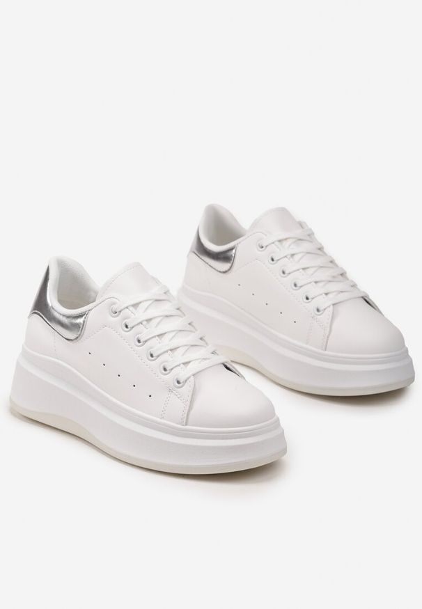 Born2be - Biało-Srebrne Sneakersy z Delikatną Perforacją i Gumowym Misiem przy Sznurówkach Zephra. Kolor: biały. Materiał: guma