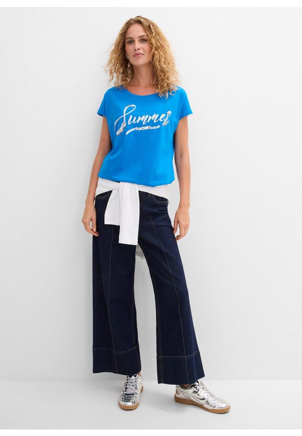 bonprix - Shirt z cekinami. Kolor: niebieski. Wzór: napisy