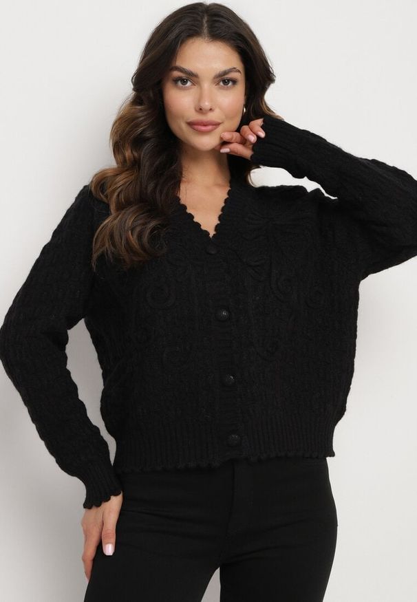 Born2be - Czarny Kardigan Oversize Zapinany na Guziki z Ozdobnym HaftemKalabrine. Kolor: czarny. Materiał: materiał. Sezon: zima
