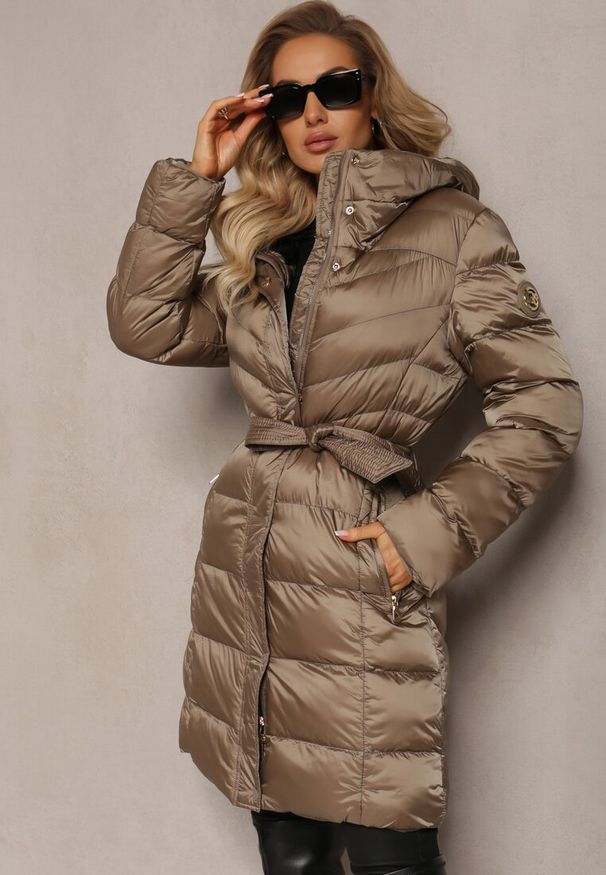 Renee - Ciemnobeżowa Kurtka z Klasycznym Pikowaniem i Wiązanym Paskiem Aldomisia. Kolor: beżowy. Materiał: materiał. Styl: klasyczny