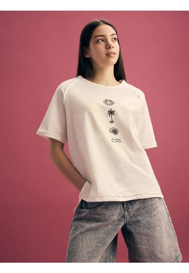 Reserved - Bawełniany T-shirt z haftem - złamana biel. Materiał: bawełna. Wzór: haft